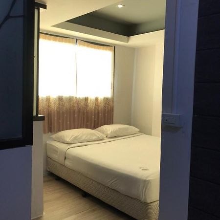 Rod Fai Fah Apartment Bangkok Buitenkant foto