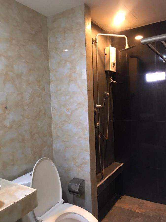 Rod Fai Fah Apartment Bangkok Buitenkant foto