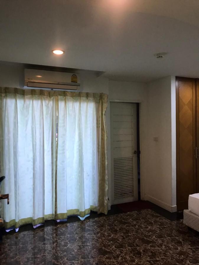 Rod Fai Fah Apartment Bangkok Buitenkant foto