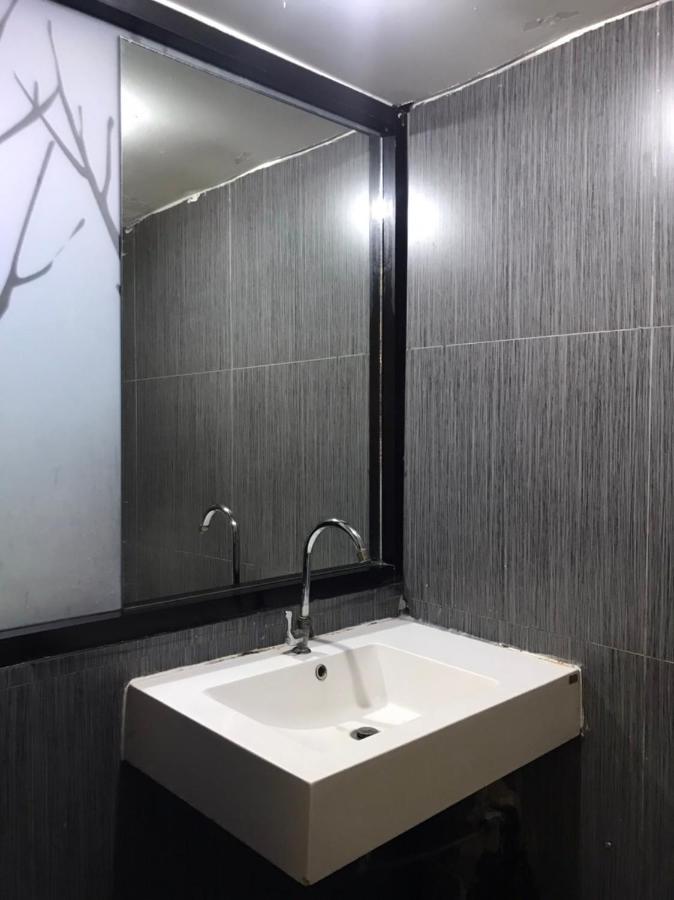 Rod Fai Fah Apartment Bangkok Buitenkant foto